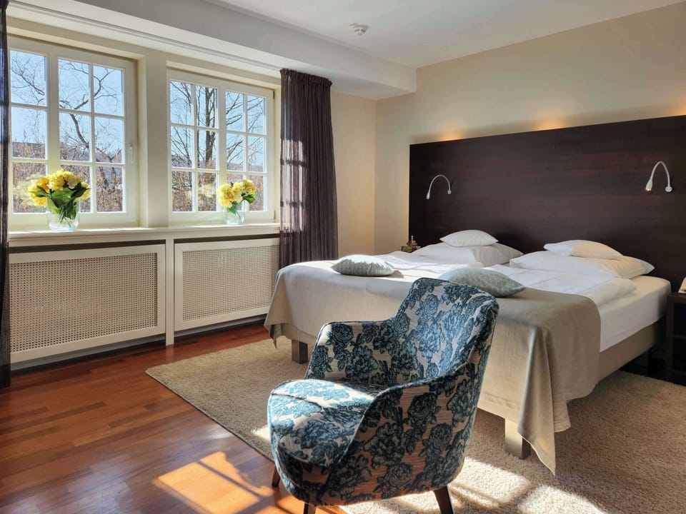 Standard Room, 1 Double Bed | Minibar, in-room safe, blackout drapes, iron/ironing board