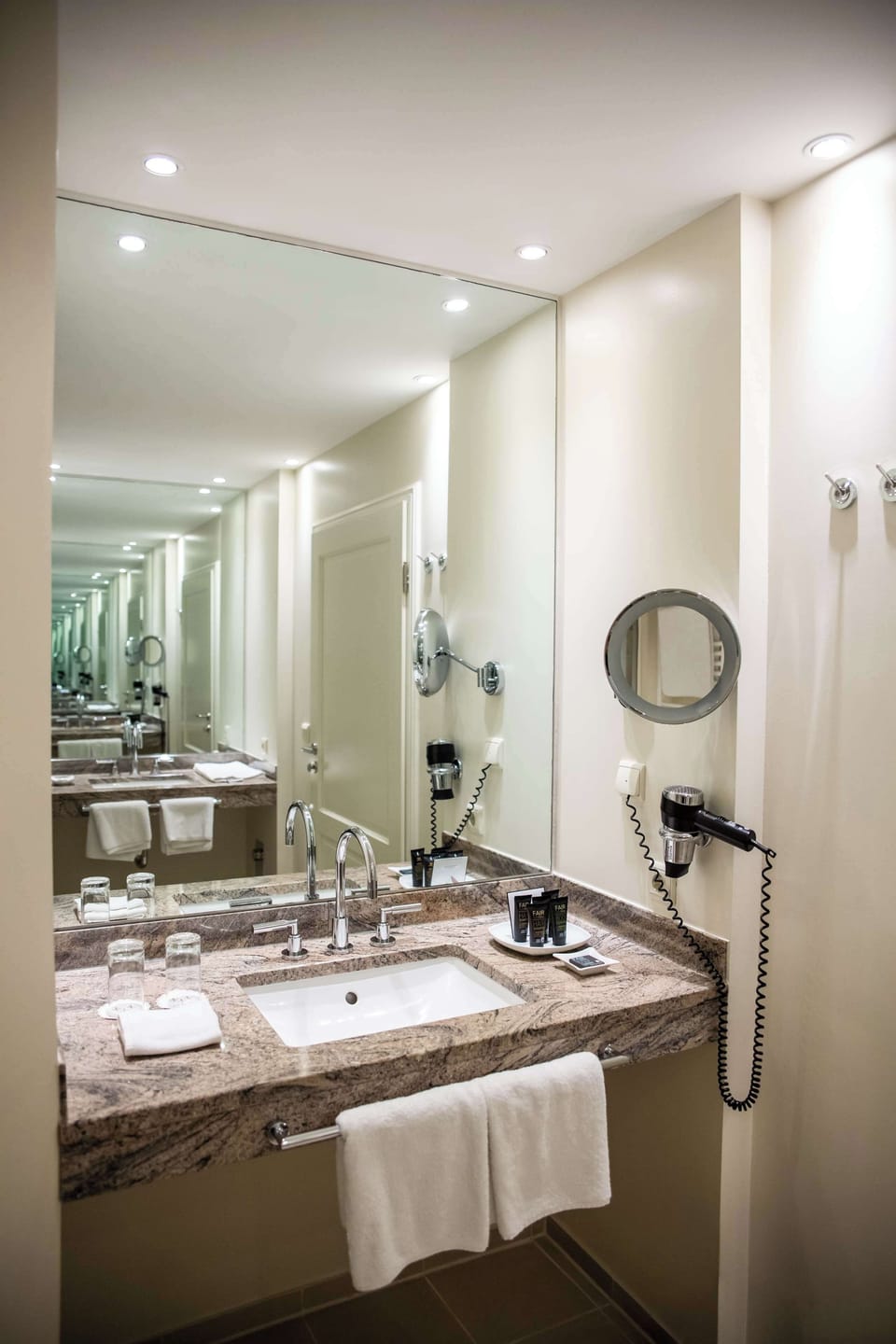 Standard Room, 1 Double Bed | Bathroom | Hair dryer, bathrobes, slippers, towels