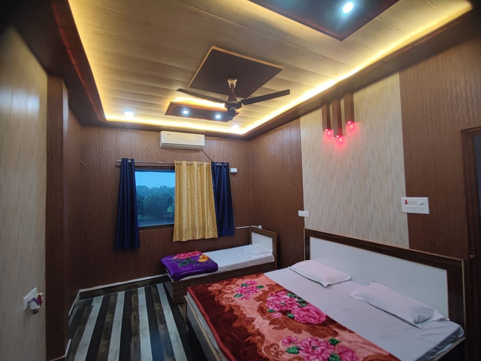 Deluxe Room | Individually furnished, desk, free WiFi, bed sheets