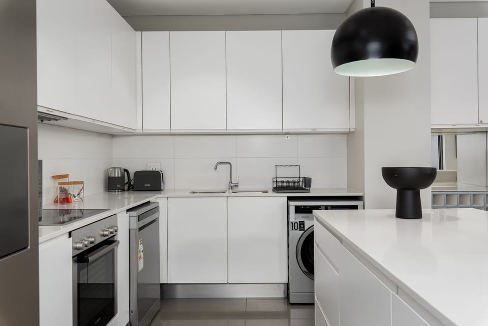 Deluxe Apartment | Private kitchen | Full-size fridge, microwave, oven, stovetop