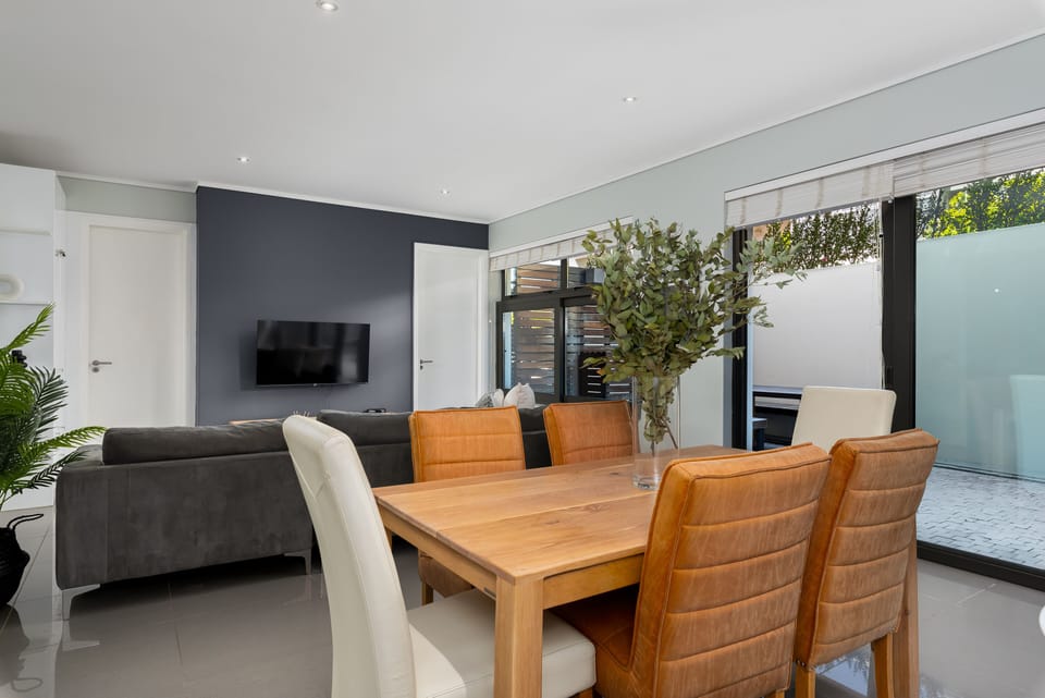 Deluxe Apartment | Living area | 32-inch flat-screen TV with satellite channels, Netflix