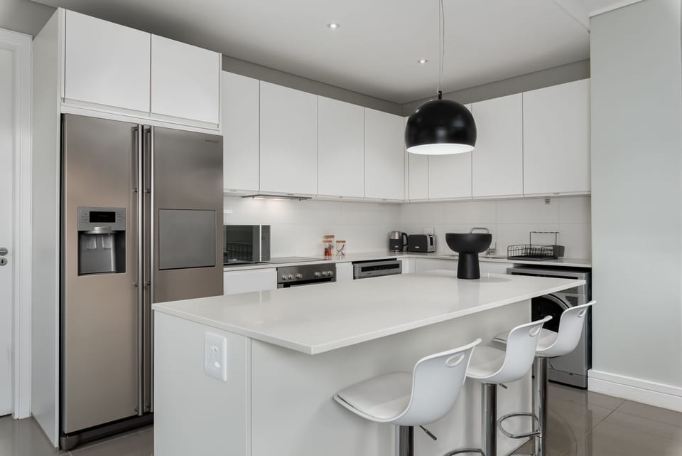 Deluxe Apartment | Private kitchen | Full-size fridge, microwave, oven, stovetop