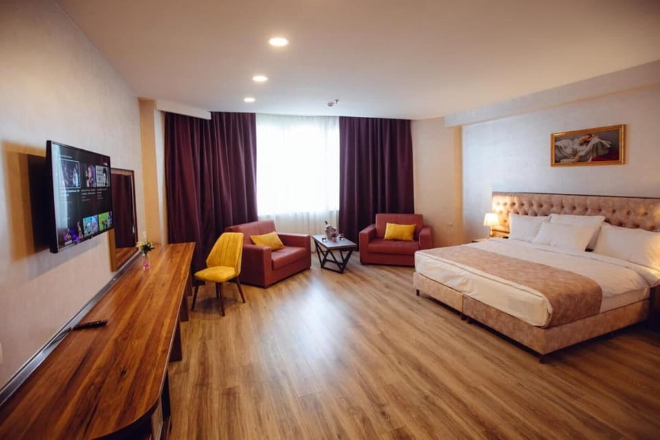 Deluxe Room | Desk, laptop workspace, soundproofing, iron/ironing board