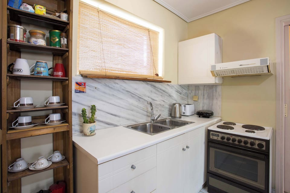Fully Equipped Kitchen with Oven, Cookware, and Utensils
Everything you need to prepare meals during your stay.
