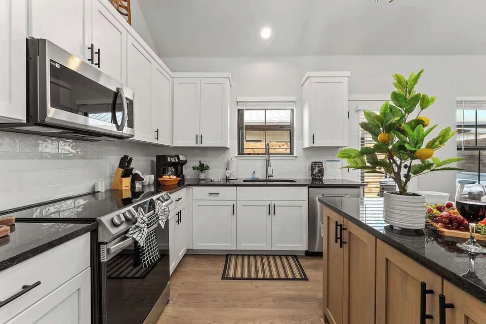 Beautiful fully equipped kitchen.