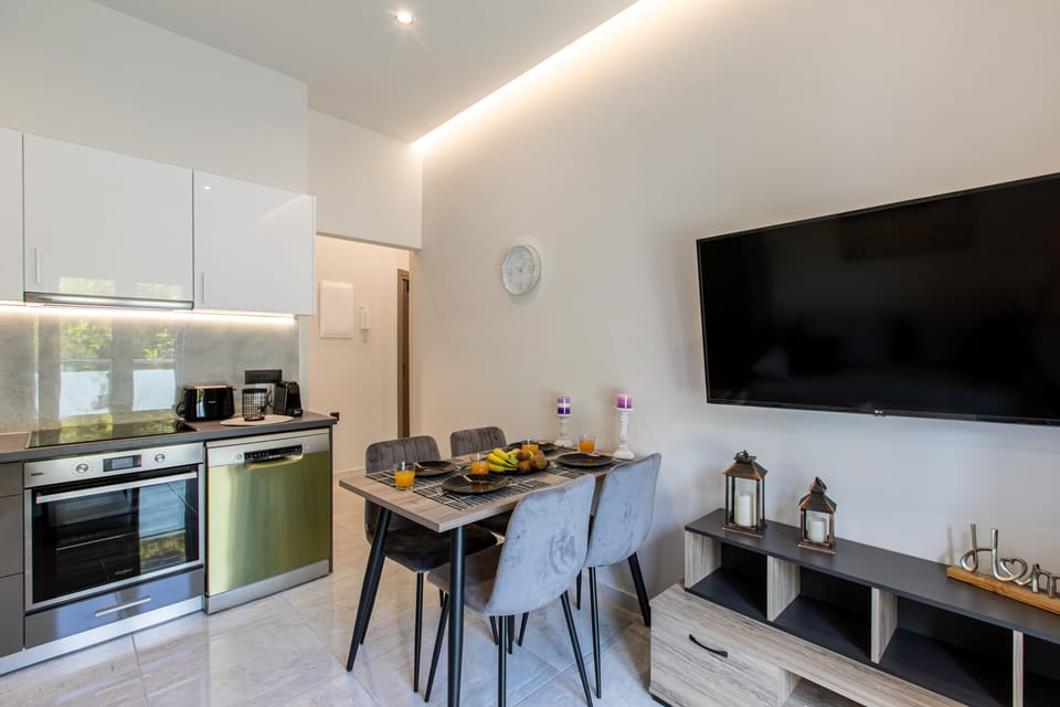 Classic House | Private kitchen | Full-size fridge, oven, dishwasher, espresso maker
