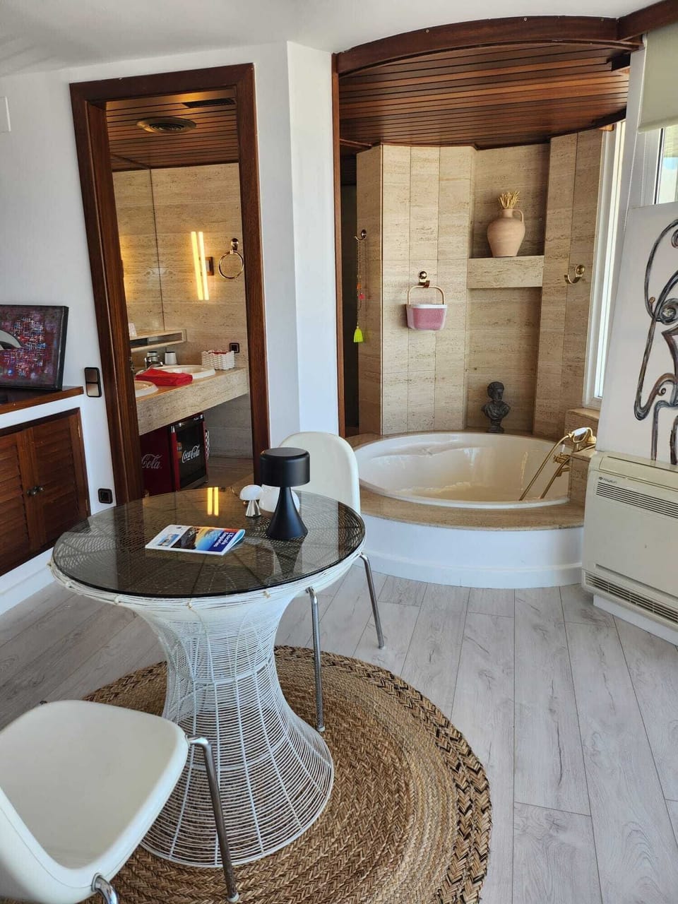 Premium Suite | 1 bedroom, free minibar, individually decorated, soundproofing