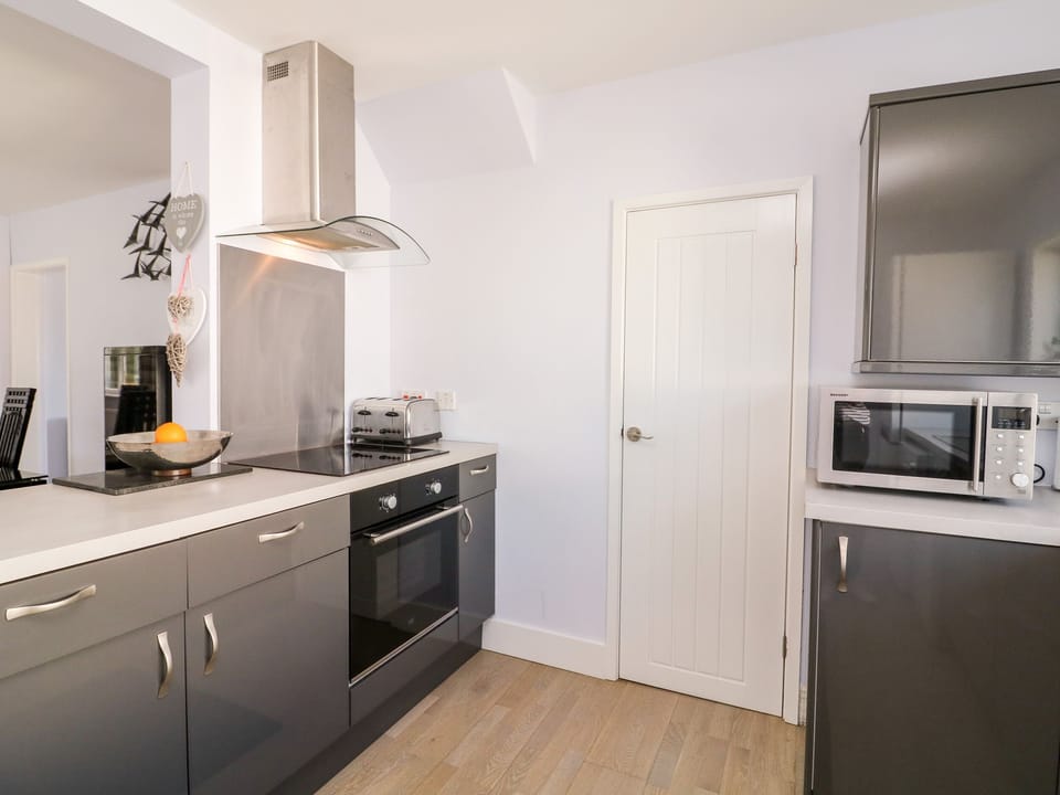 Fridge, dishwasher, cookware/dishes/utensils