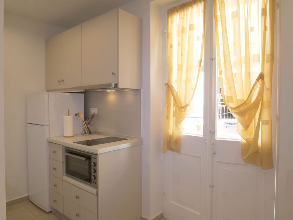 City Studio | Private kitchen | Full-size fridge, oven, stovetop, cookware/dishes/utensils