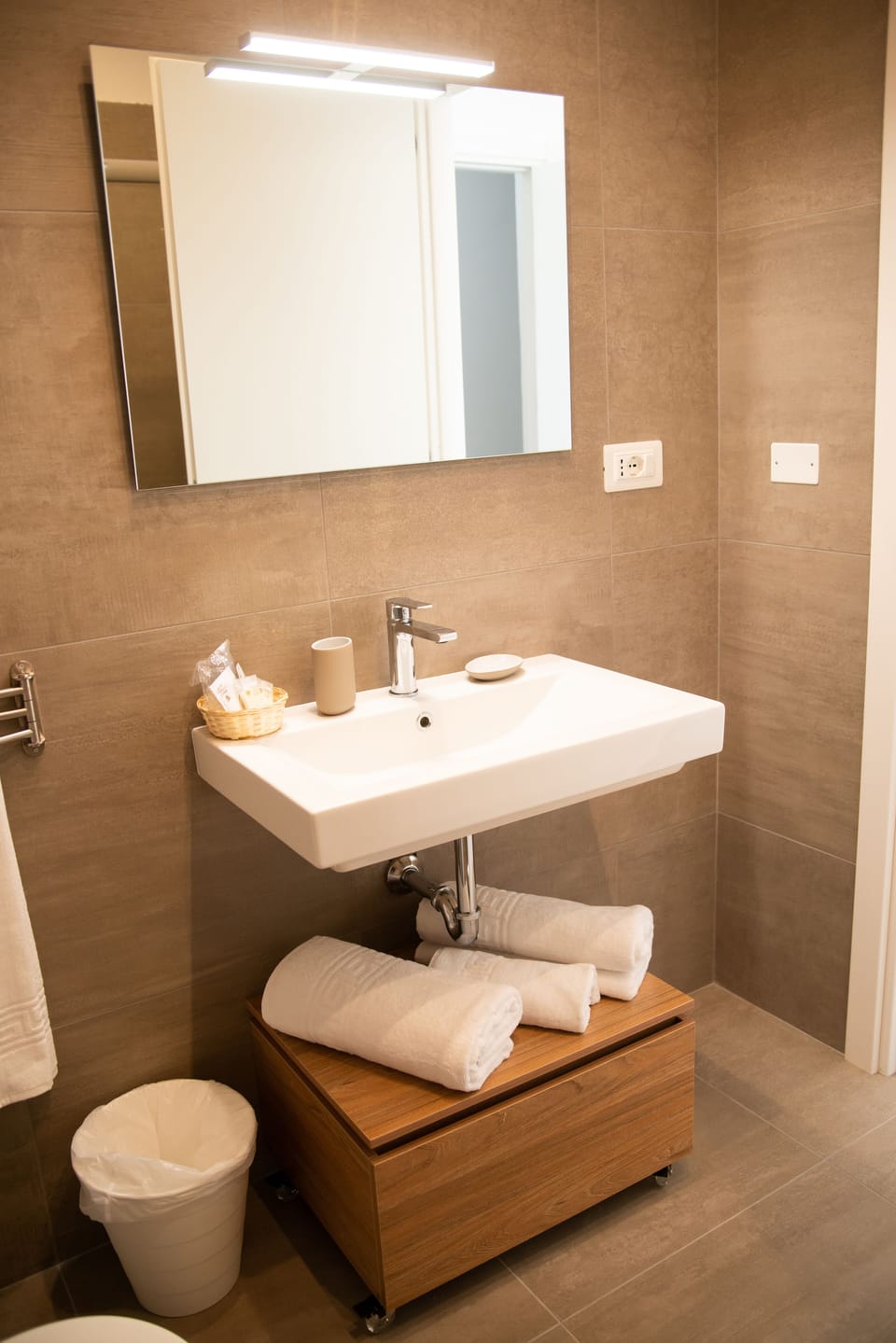 Family Room | Bathroom | Shower, hair dryer, bathrobes, bidet
