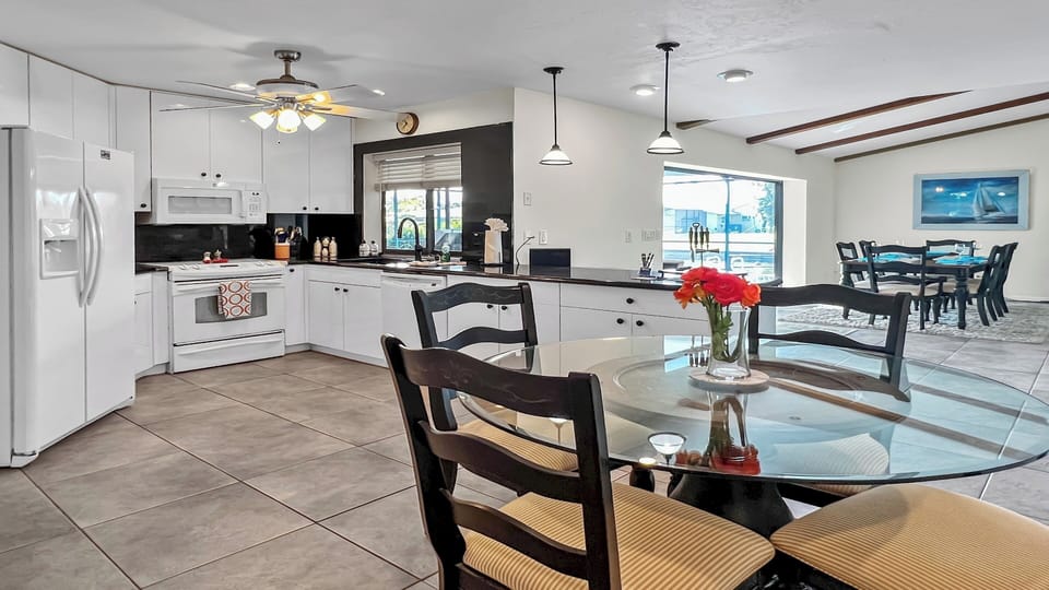 The fully equipped kitchen