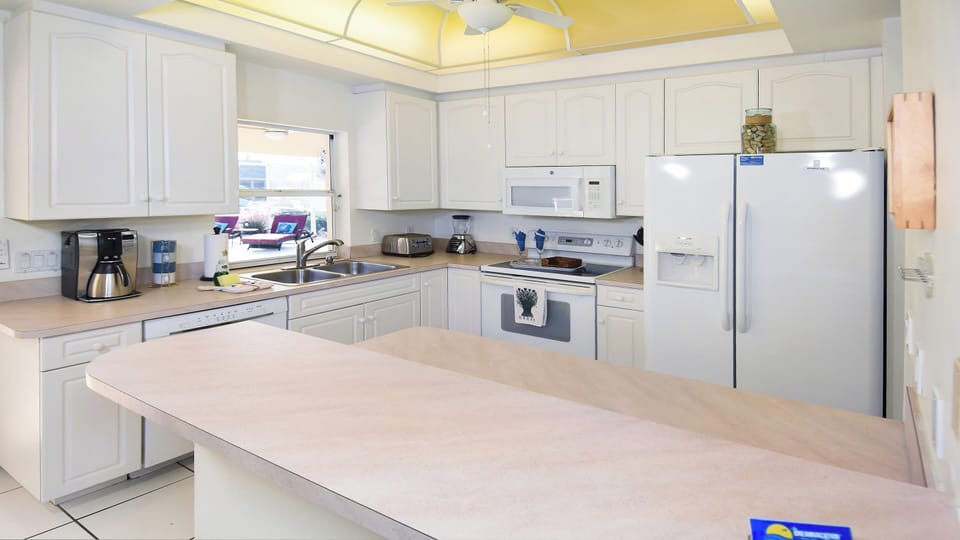 Just the right size and fully equipped: the kitchen