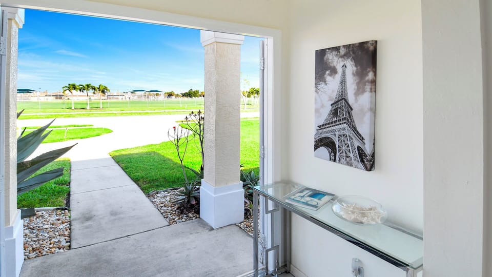 Entrance with view to the outside