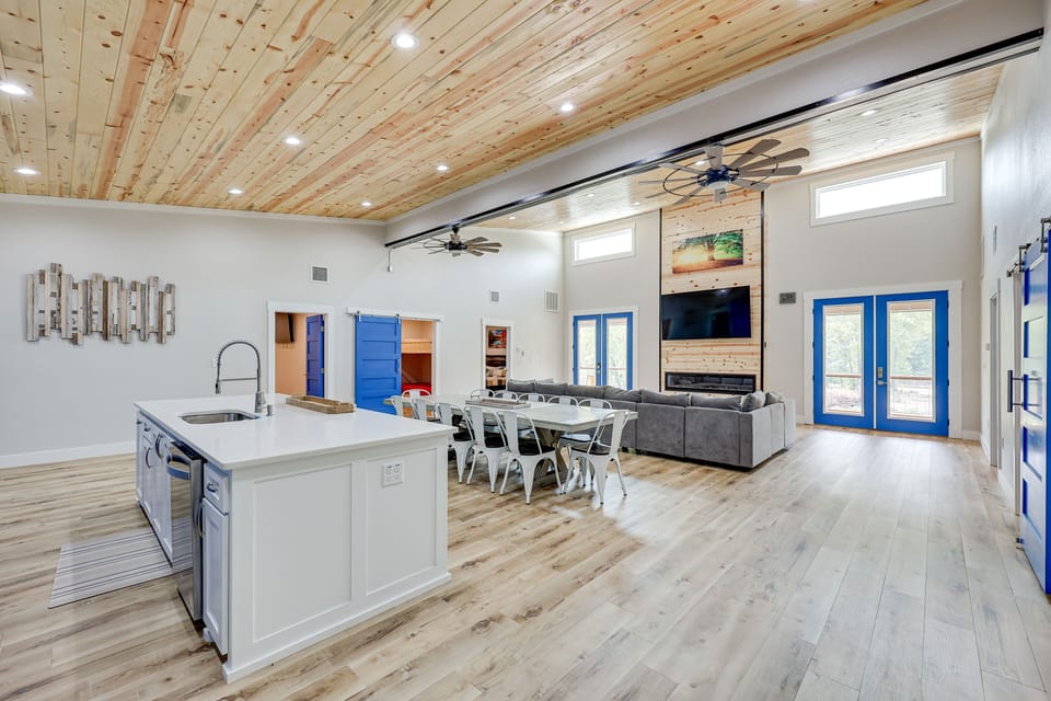 Dining Area | Dining Table | Dishware/Flatware | Breakfast Bar