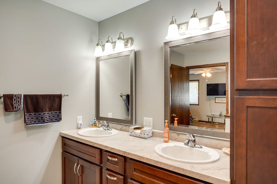 Full Bathroom | Complimentary Toiletries