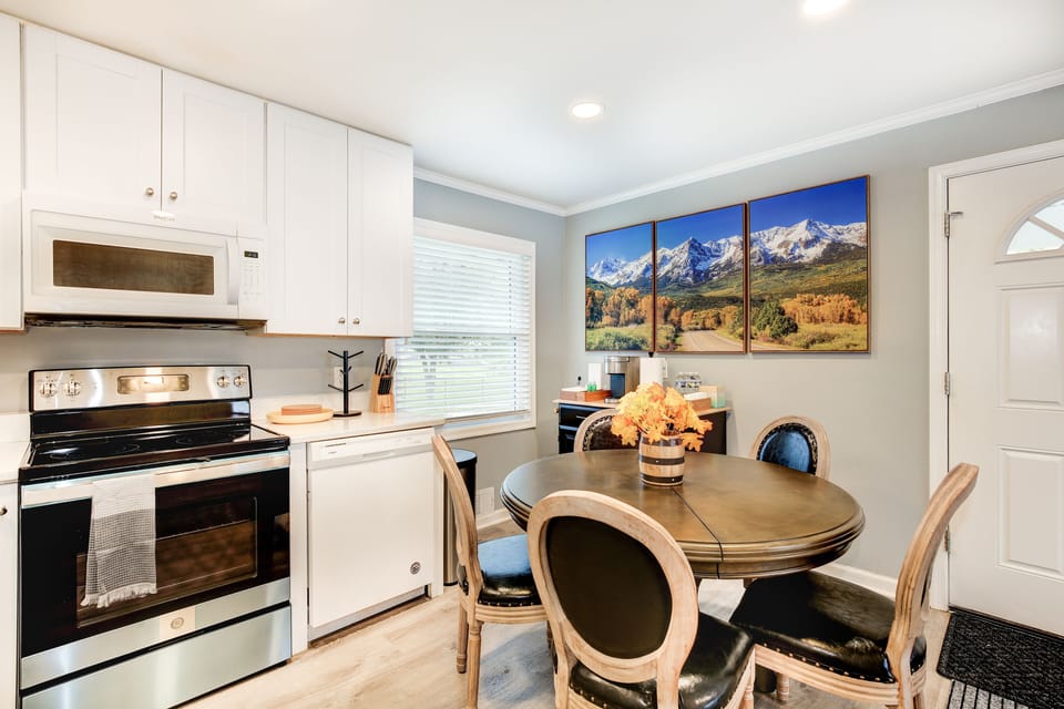 Full Kitchen with dinning area
