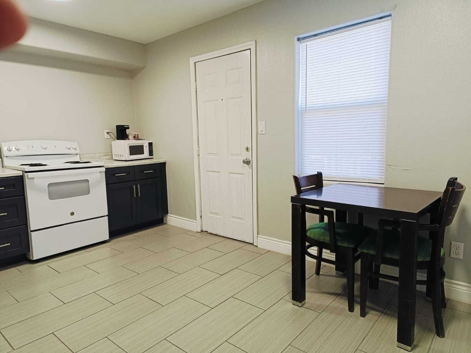 Apartment, 2 Bedrooms, Kitchen | Private kitchenette | Coffee/tea maker, mini-fridge, microwave