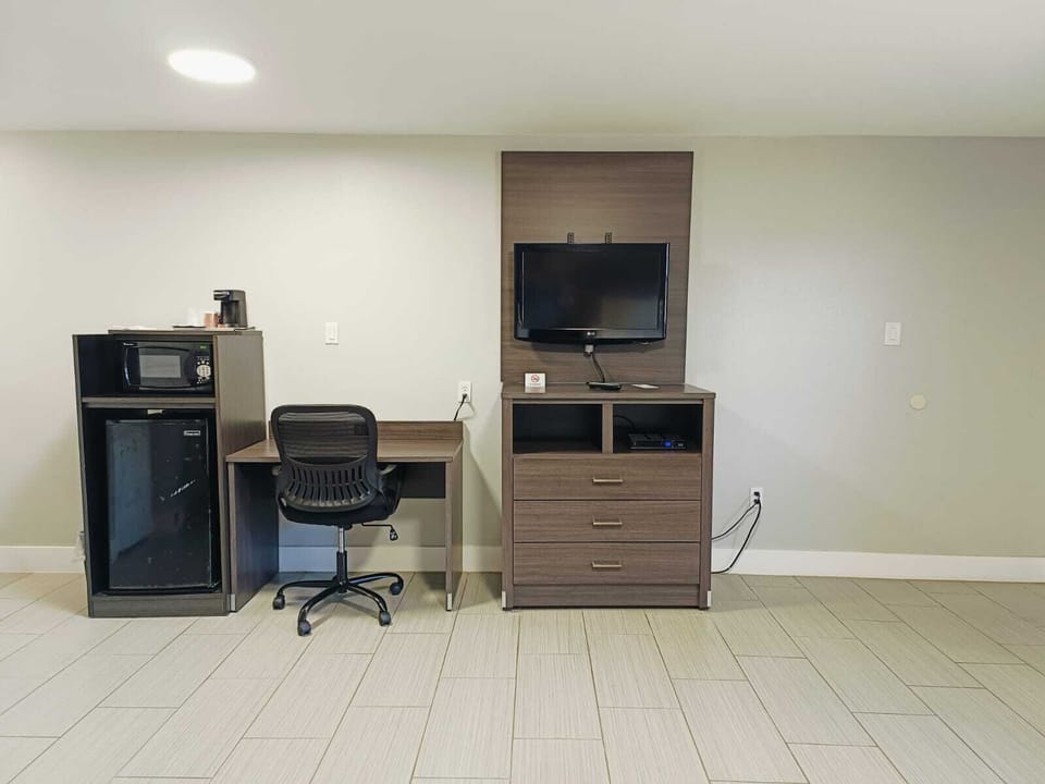 Room, 1 King Bed, Non Smoking | Iron/ironing board, WiFi (free), bed sheets