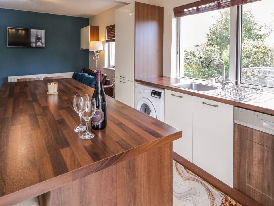 Dishwasher, electric kettle, toaster, cookware/dishes/utensils