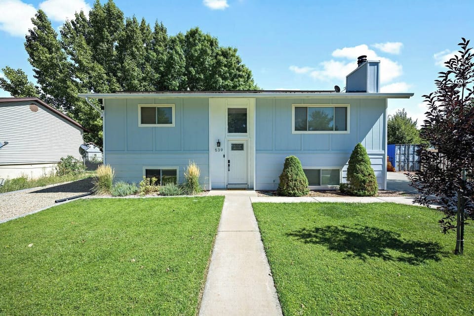 Prepare to be impressed! Come inside, this stylish split-level home in Kanab is waiting for you.