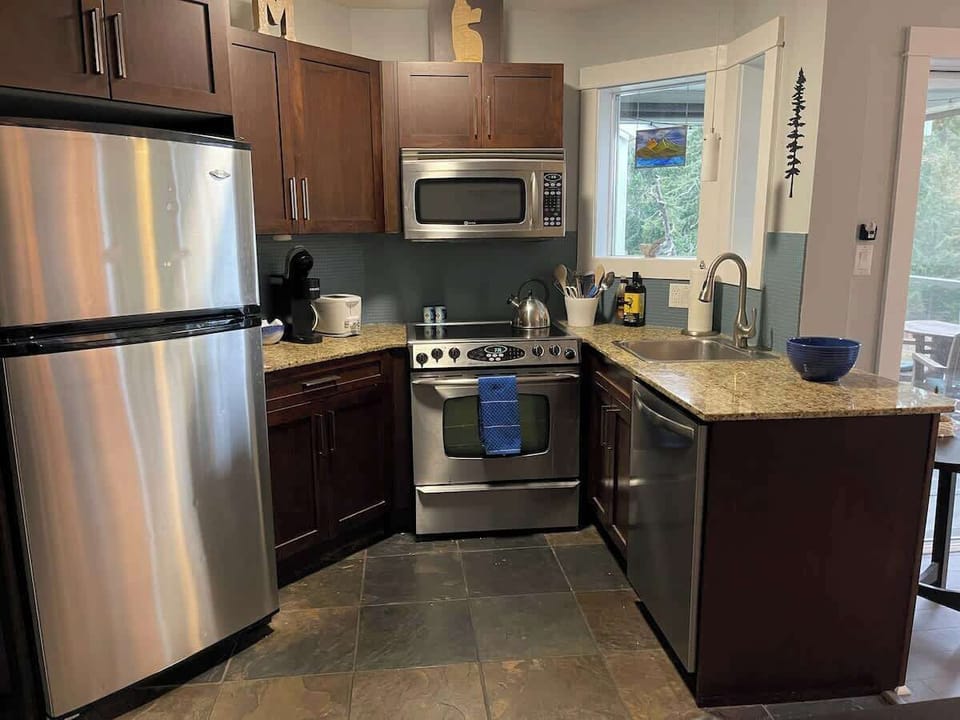 Full kitchen with dishwasher