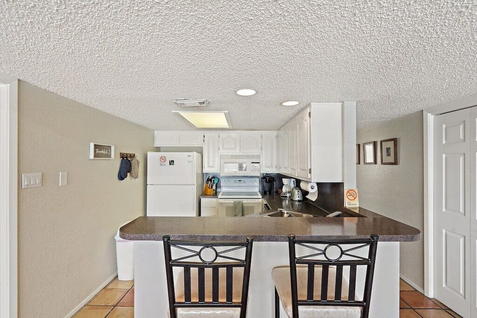 Kitchen with breakfast bar