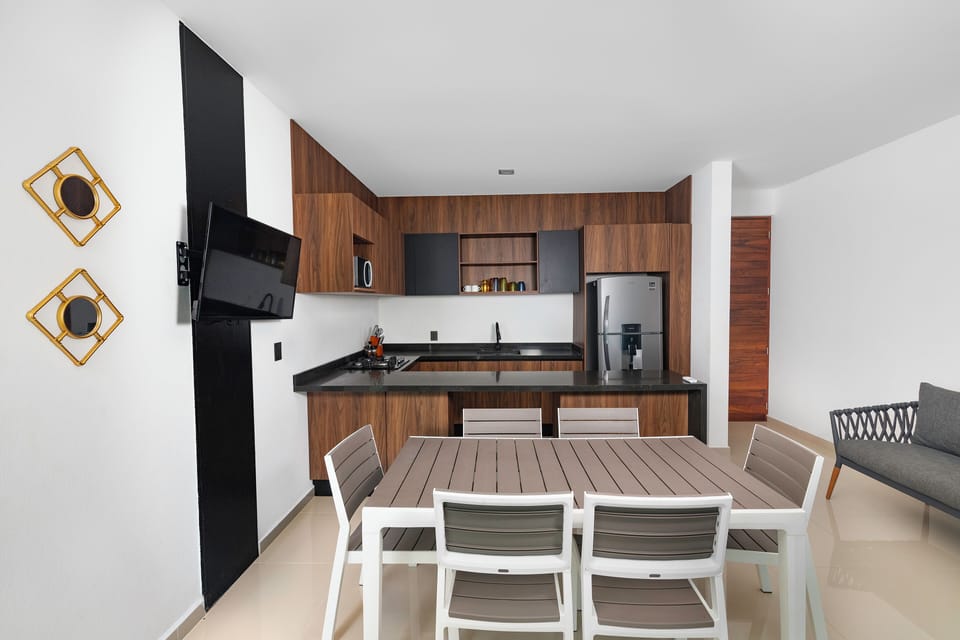 Full-size fridge, microwave, toaster, cookware/dishes/utensils