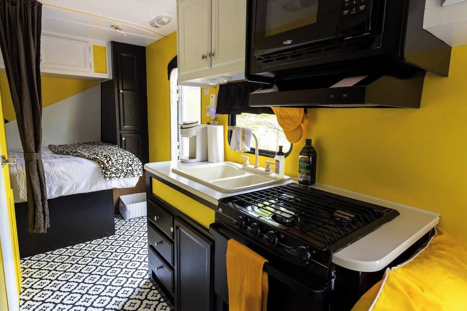 Full Kitchen w/fridge/freezer