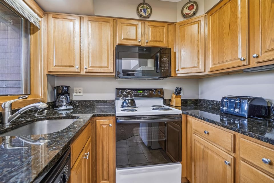 This kitchen is fully equipped.
