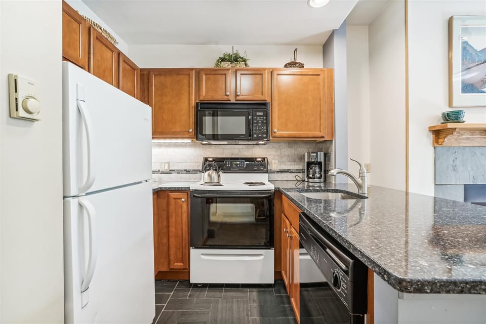 Cook some great meals in this well equipped kitchen.