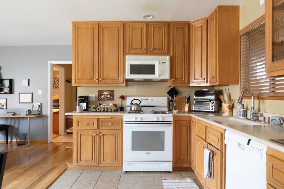 Full kitchen