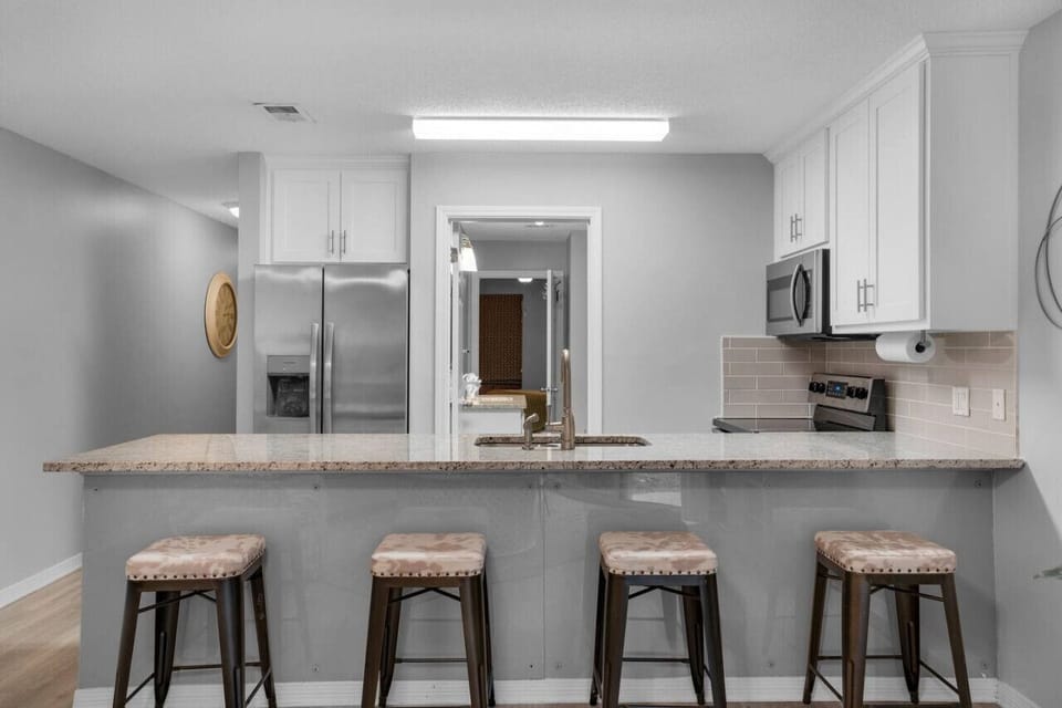 Full Kitchen | Breakfast Bar