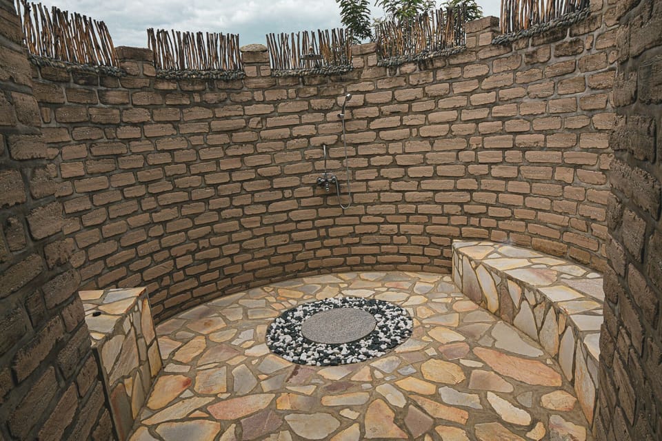 Rainfall showerhead, free toiletries, towels, soap