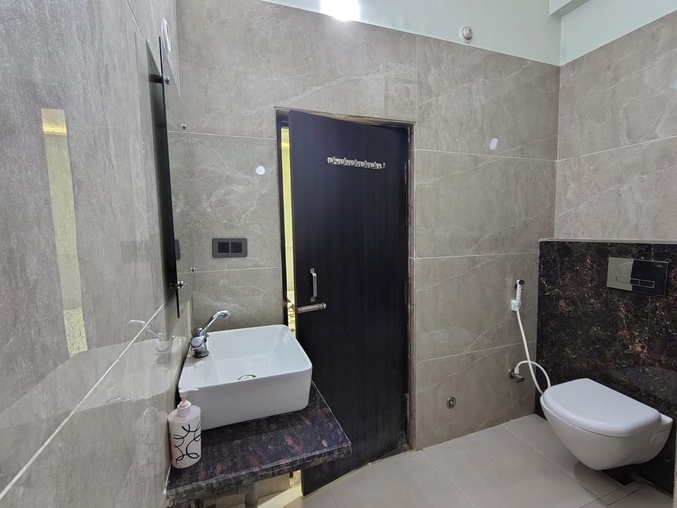 Deluxe Room | Bathroom | Free toiletries, bathrobes, slippers