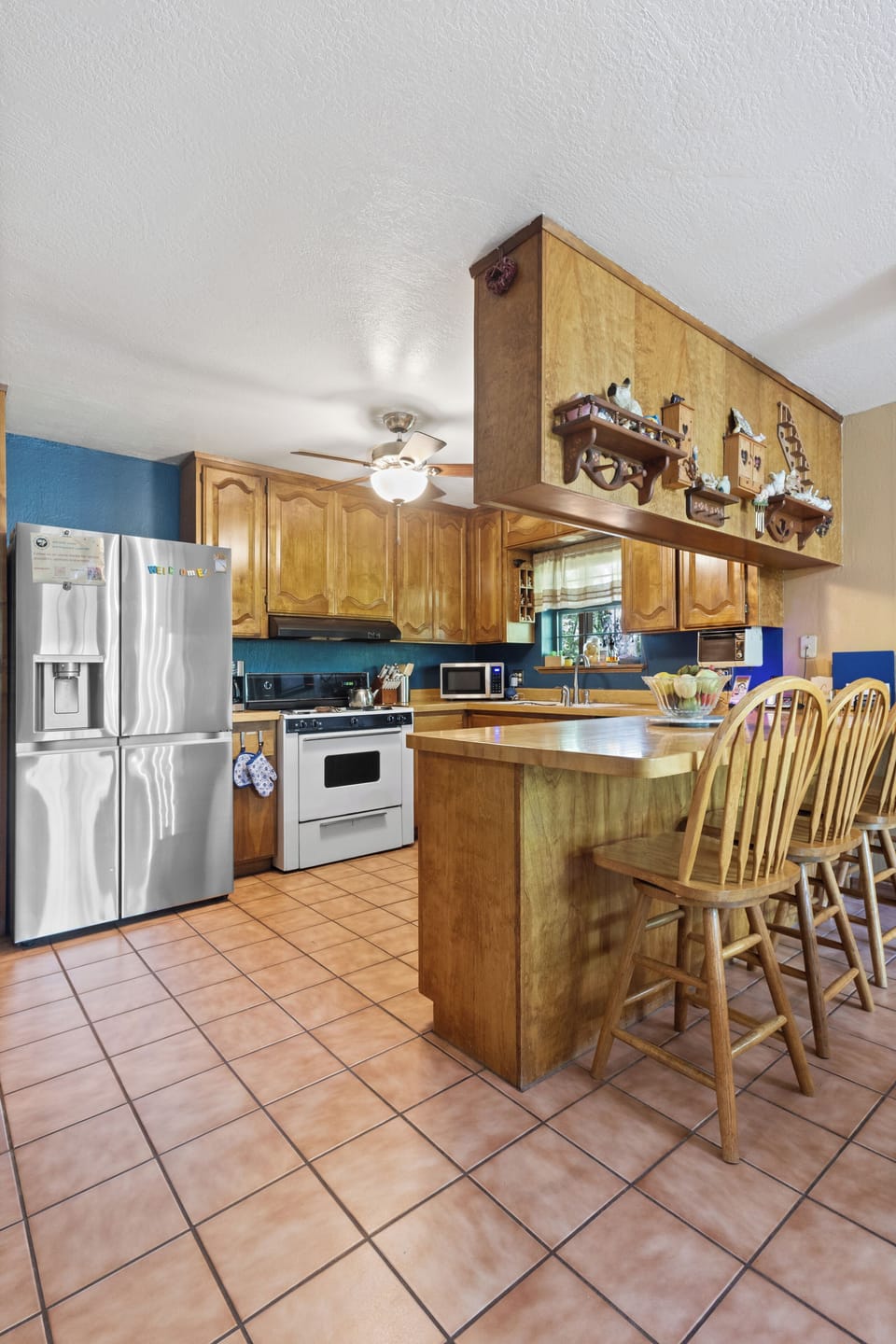 Breakfast bar with stools and oak cabinetry