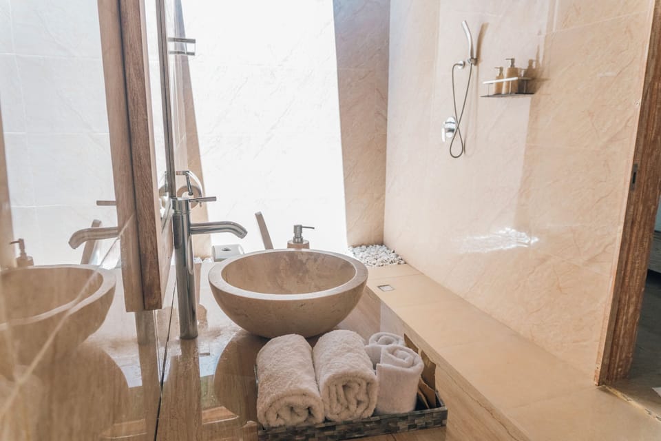 Deluxe Double Room, 1 Bedroom, Garden View | Bathroom | Towels
