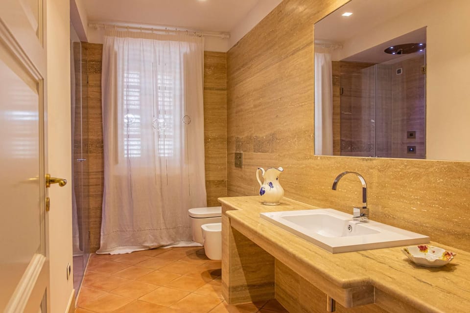 Deluxe Room | Bathroom | Free toiletries, bidet, towels