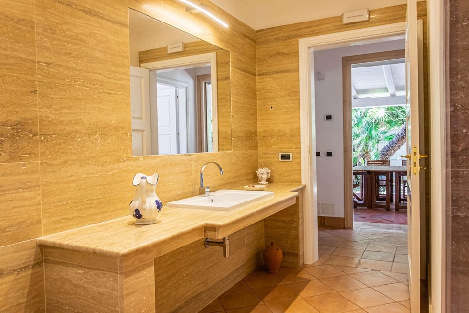 Deluxe Room | Bathroom | Free toiletries, bidet, towels