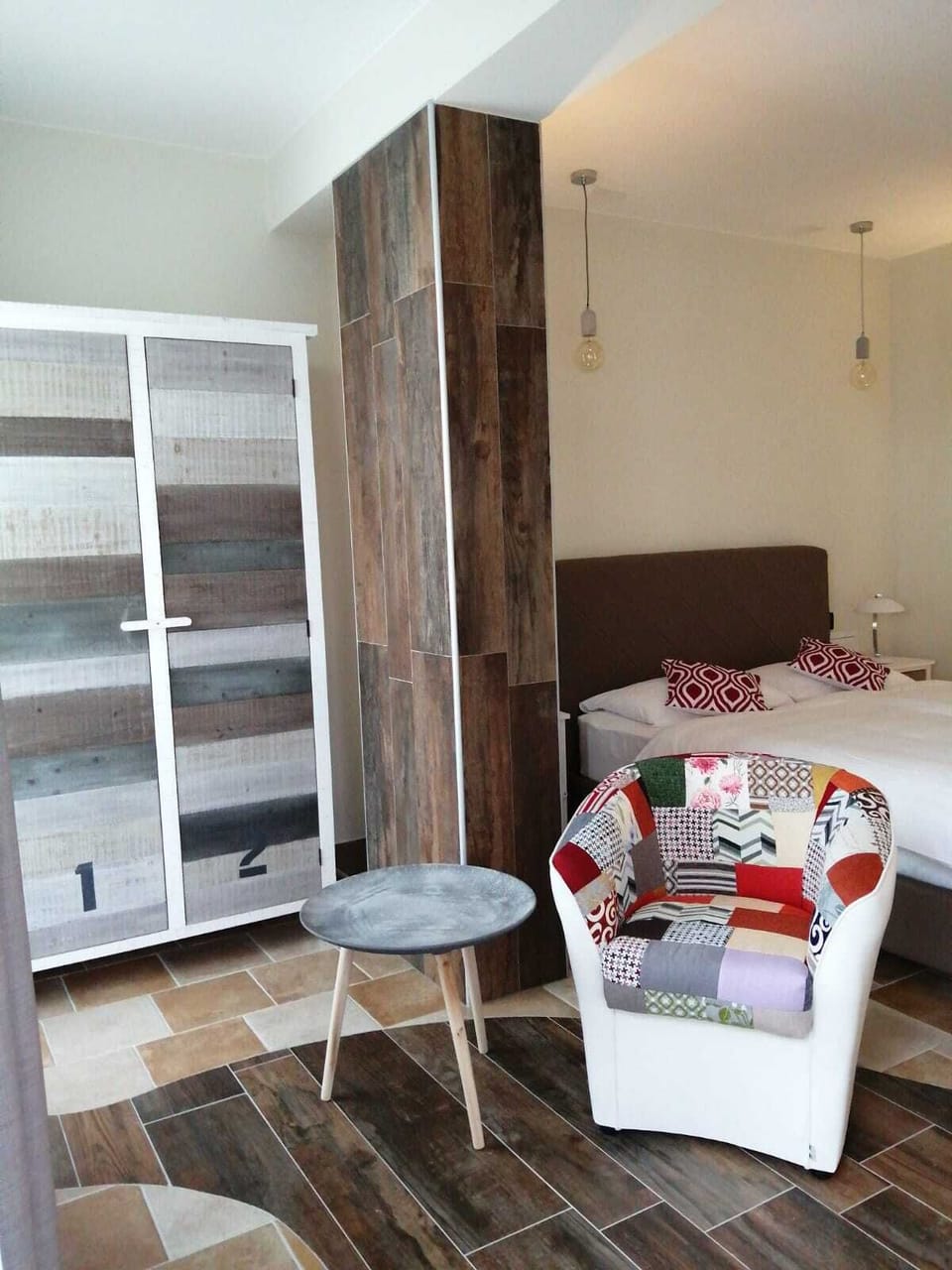 Comfort Room, 1 Queen Bed, Non Smoking, Hill View | WiFi (free), bed sheets