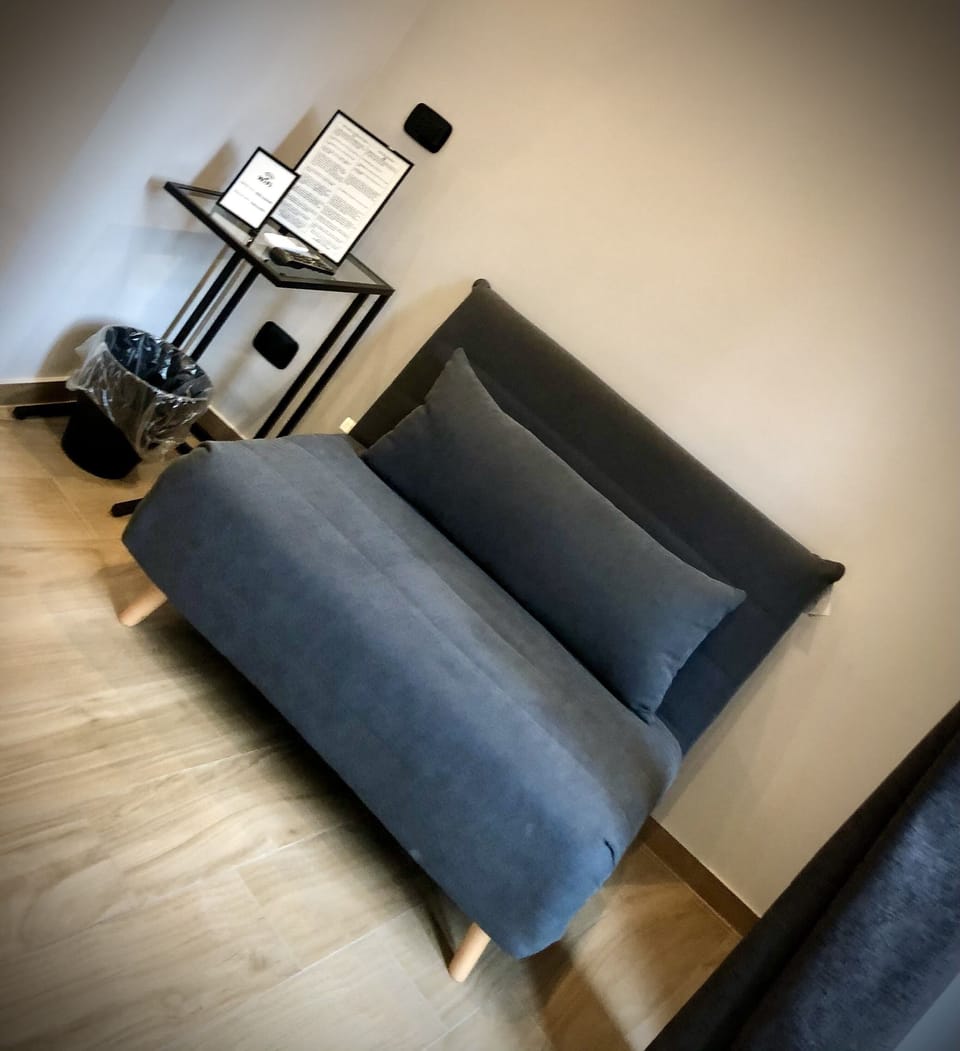 Design Room, 1 Bedroom, City View, Corner | Living area