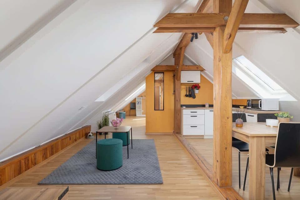 The living room's tasteful furnishings ensure a pleasant stay. 