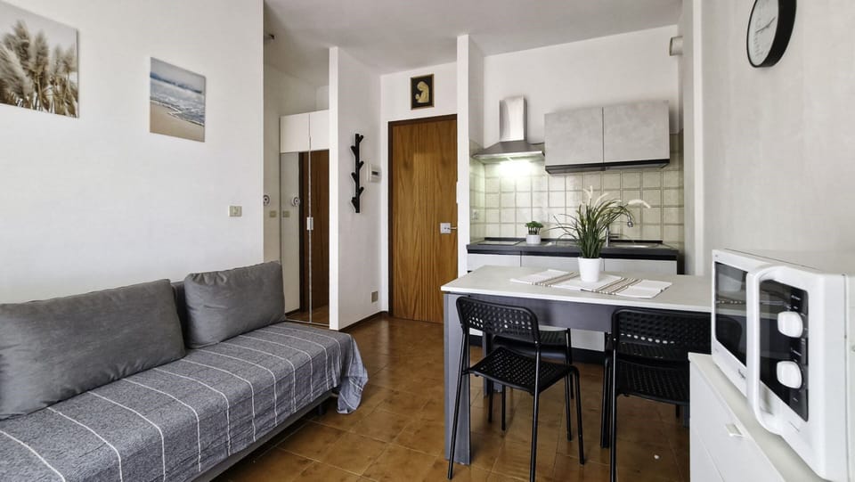 Apartment, 1 Bedroom, Balcony, City View | Interior
