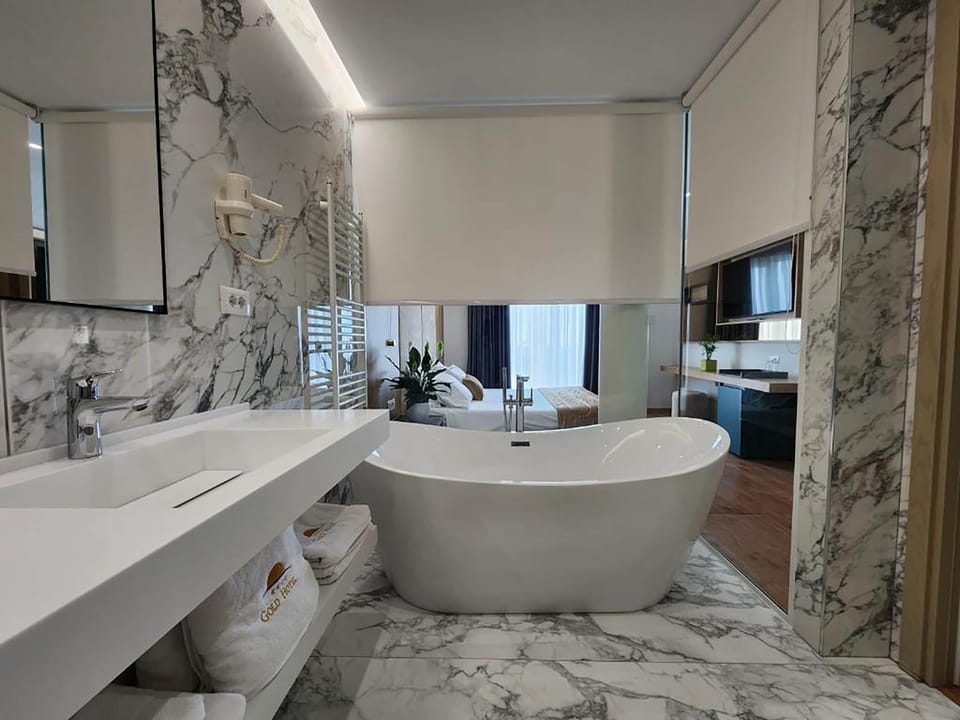 Deluxe Double Room with Balcony and Sea View | Bathroom | Hydromassage showerhead, free toiletries, hair dryer, slippers