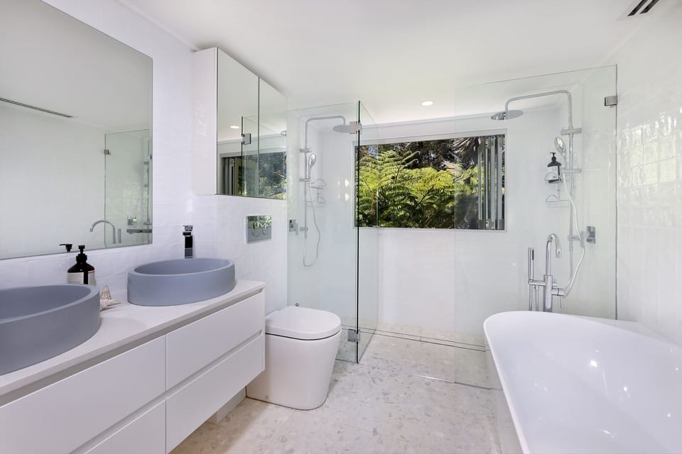 Double shower, you can also lay in the bath and relax looking out onto nature