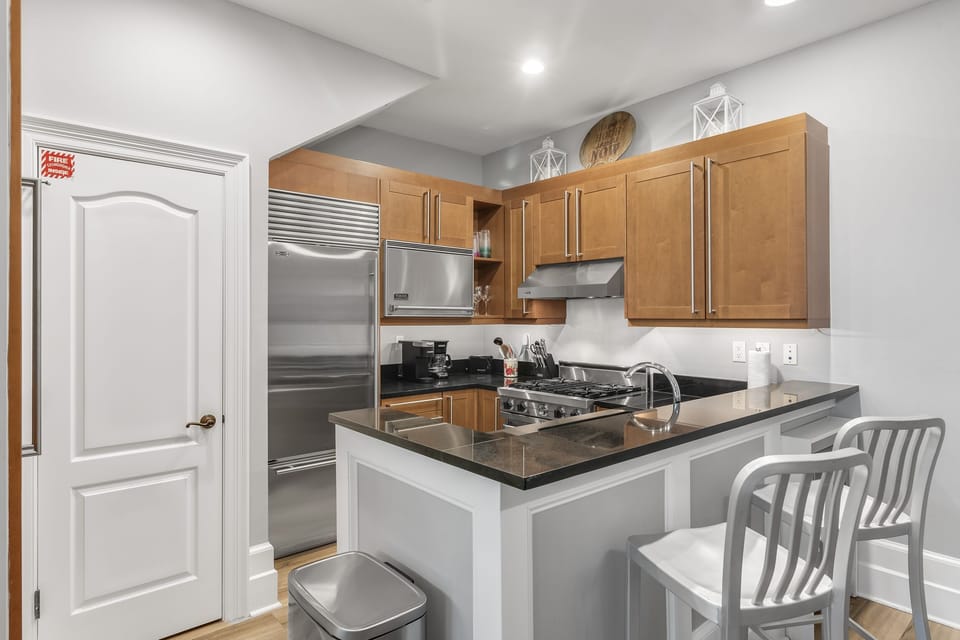 Kitchen & Breakfast Bar