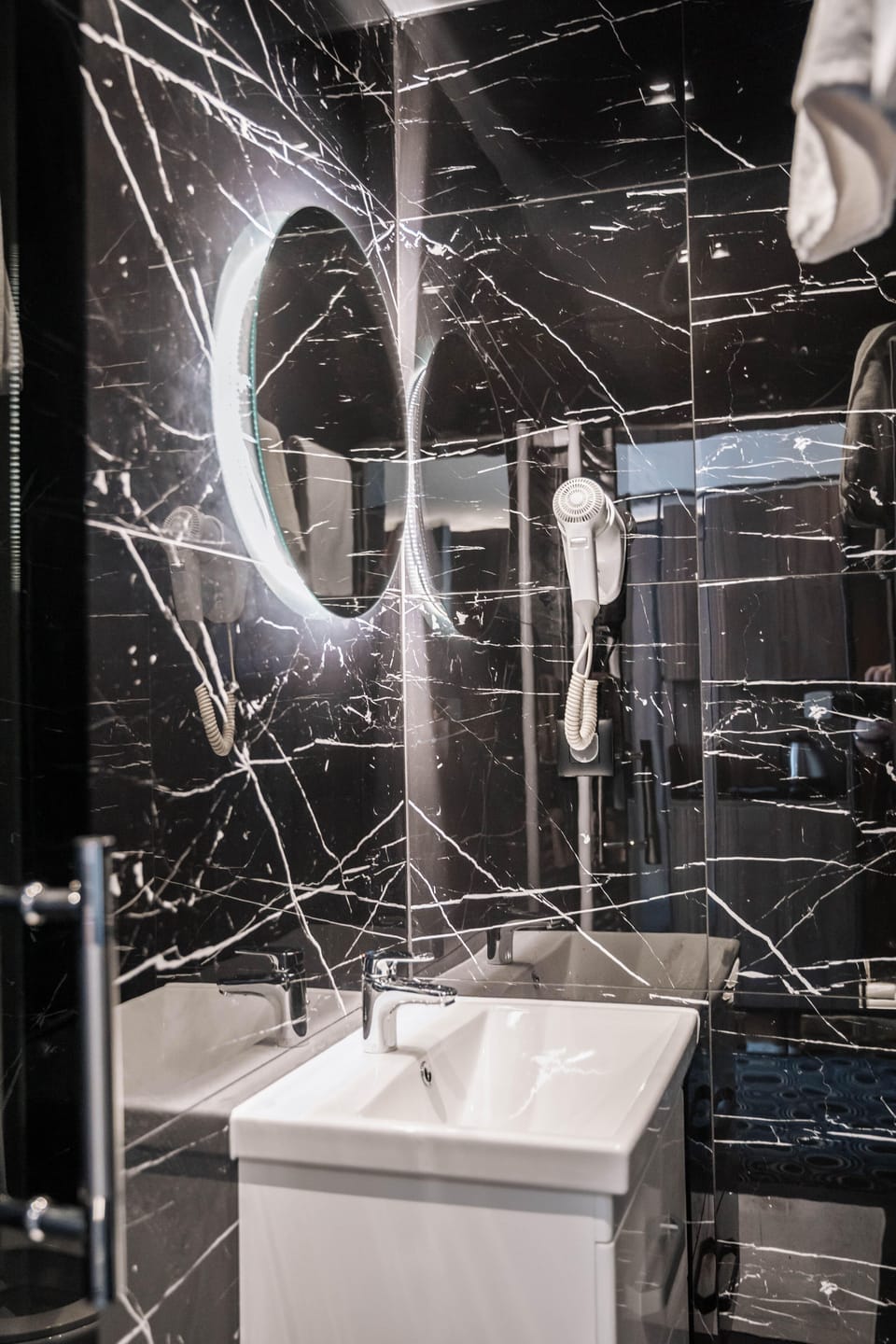 Economy Double or Twin Room | Bathroom | Free toiletries, hair dryer