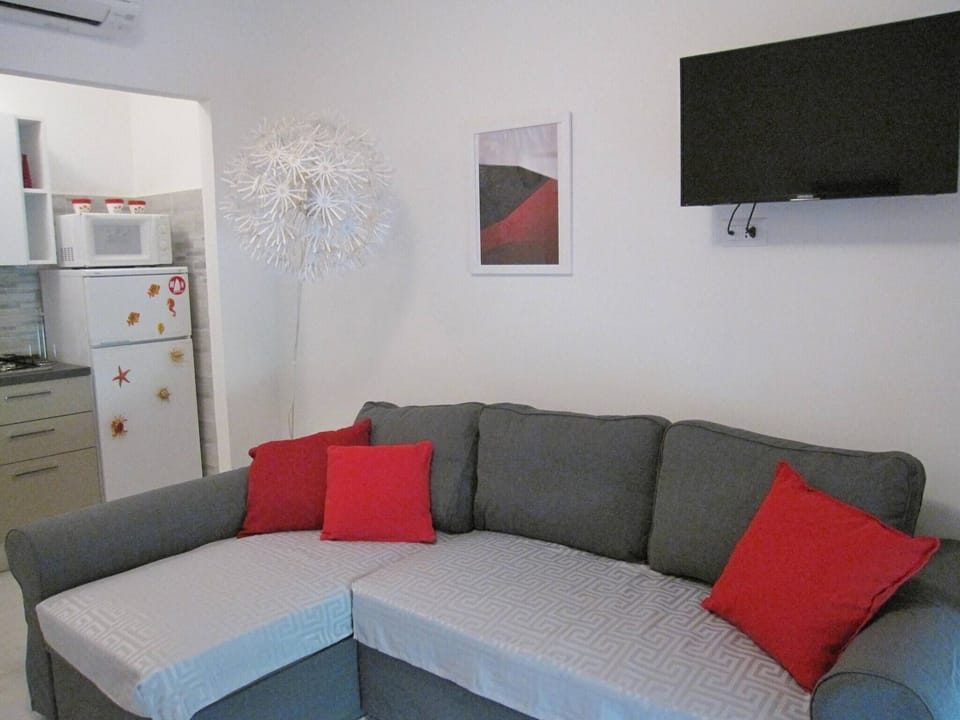 Apartment, 2 Bedrooms, Balcony, Garden View | Living area