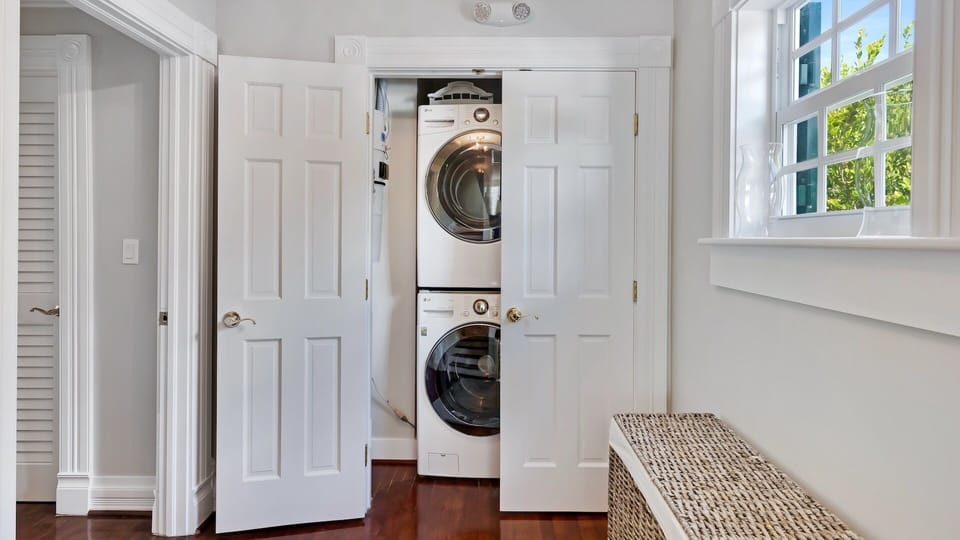 The washer & dryer are on the 2nd floor...