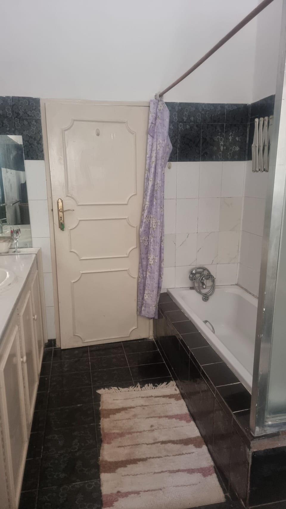 Classic Room | Bathroom | Combined shower/tub, hair dryer, towels