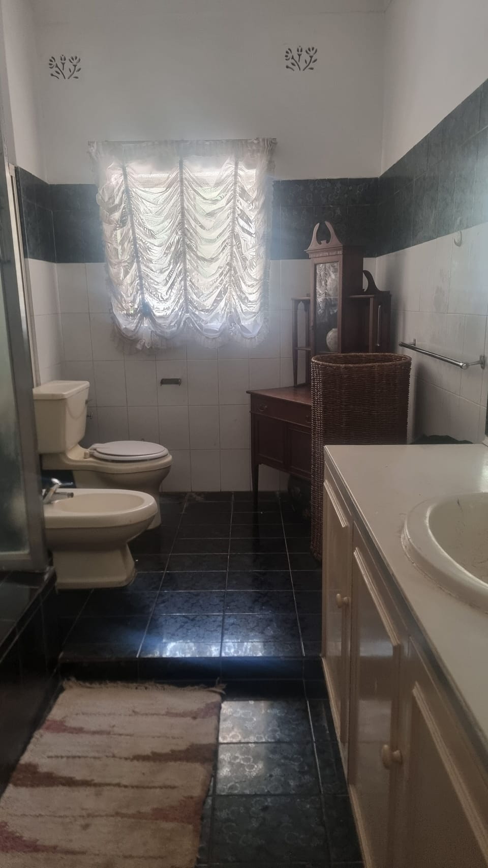 Classic Room | Bathroom | Combined shower/tub, hair dryer, towels